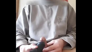 je me caresse le frein de la bite avec mon gode vibro&comma; belle &eacute;jaculation&comma;